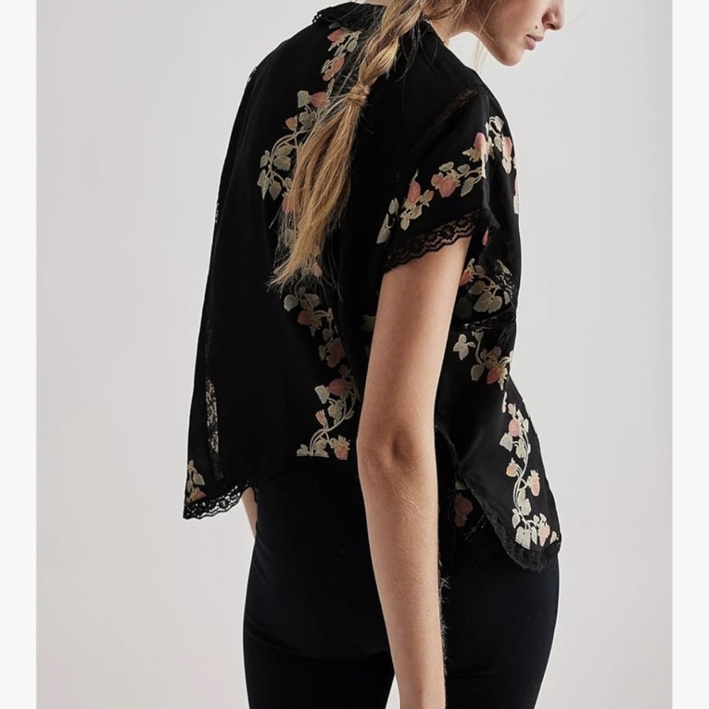 Tie Front Lace Trim Strawberry Floral Top